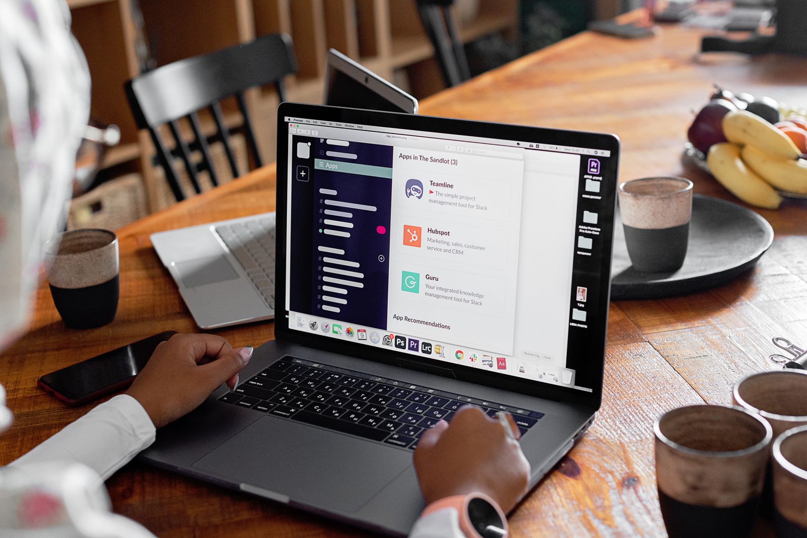 Persona trabajando en un portátil mientras revisa información de una integración