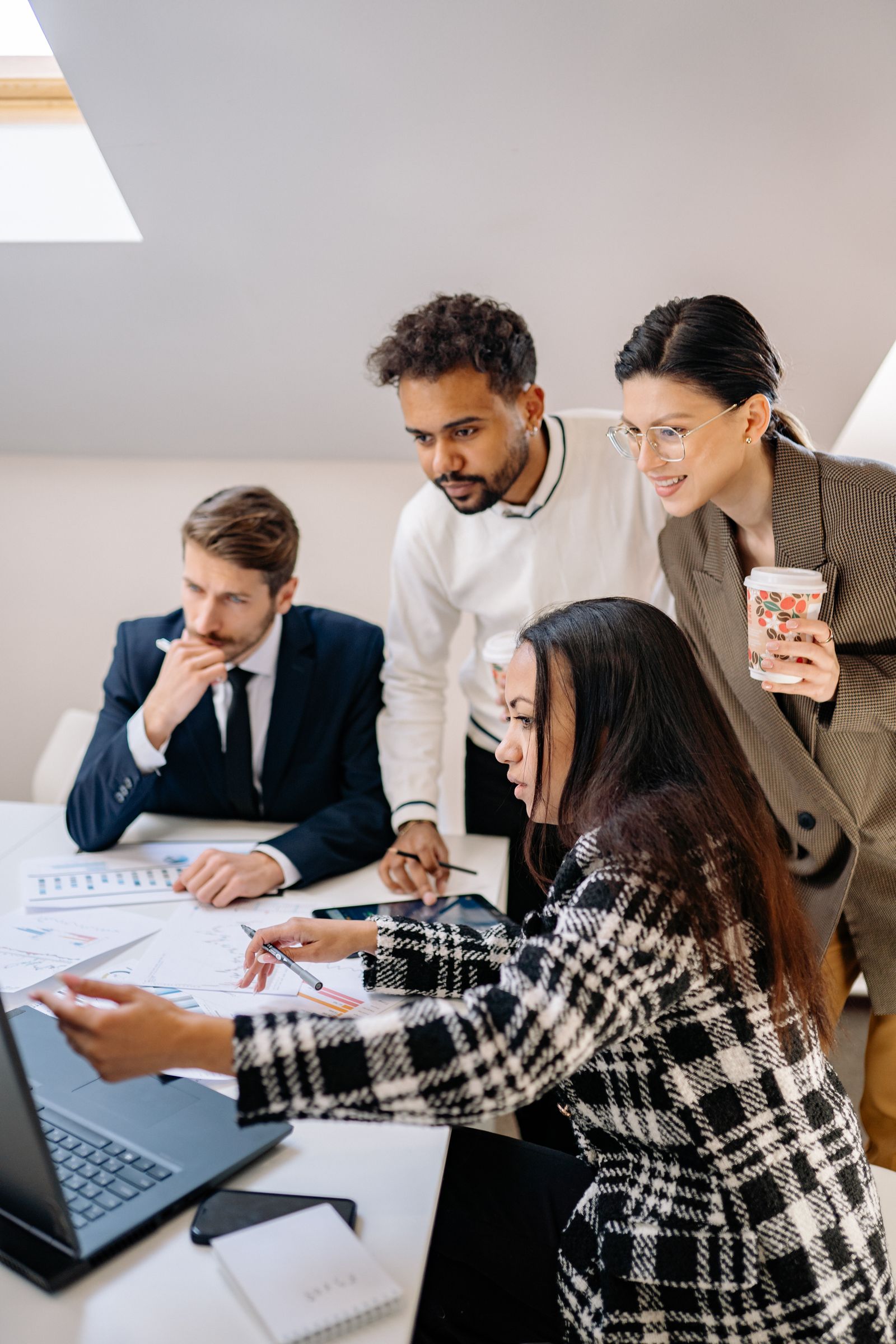Equipo revisando datos y procesos en una reunión de trabajo