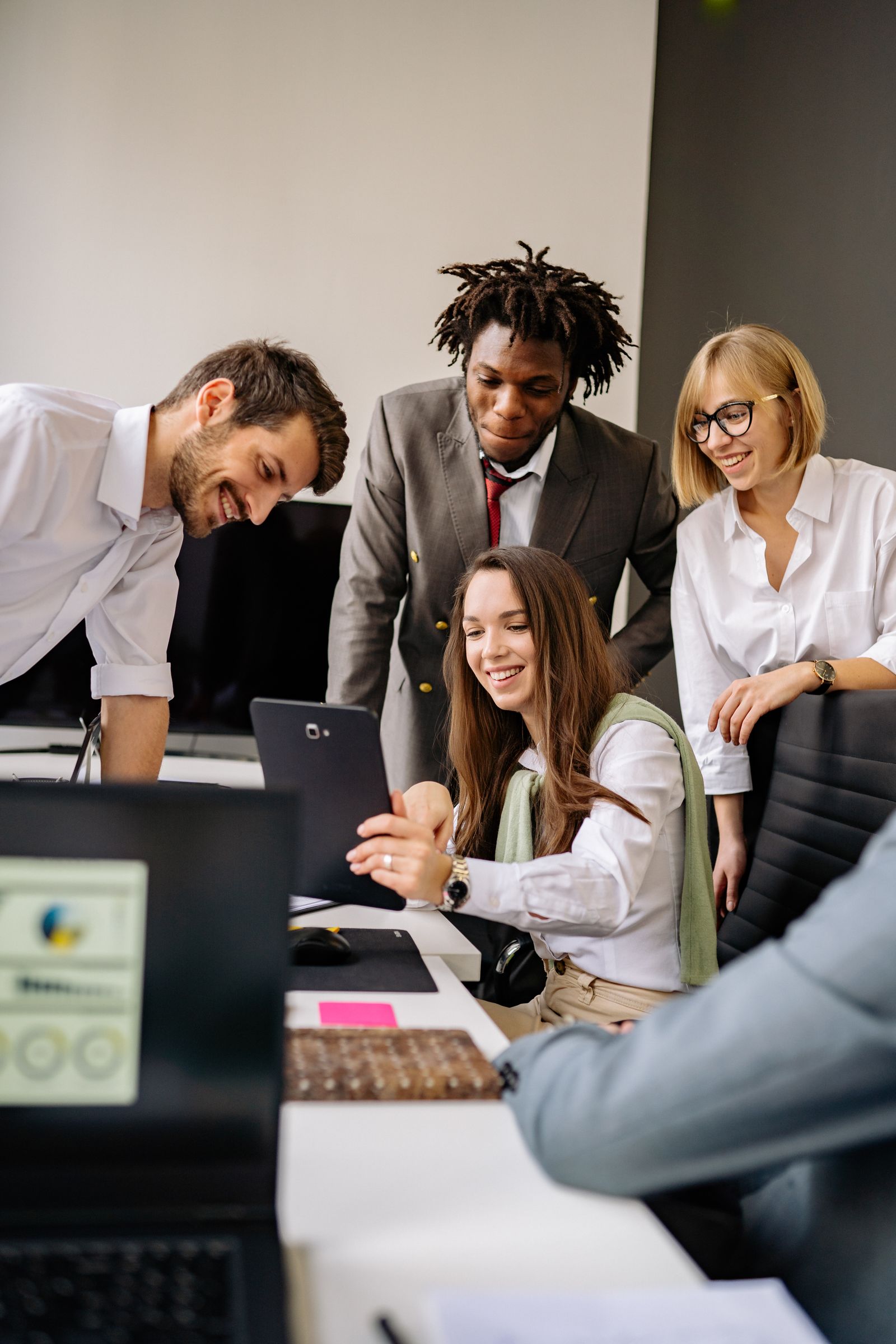 Equipo planificando un proceso de automatización en la oficina