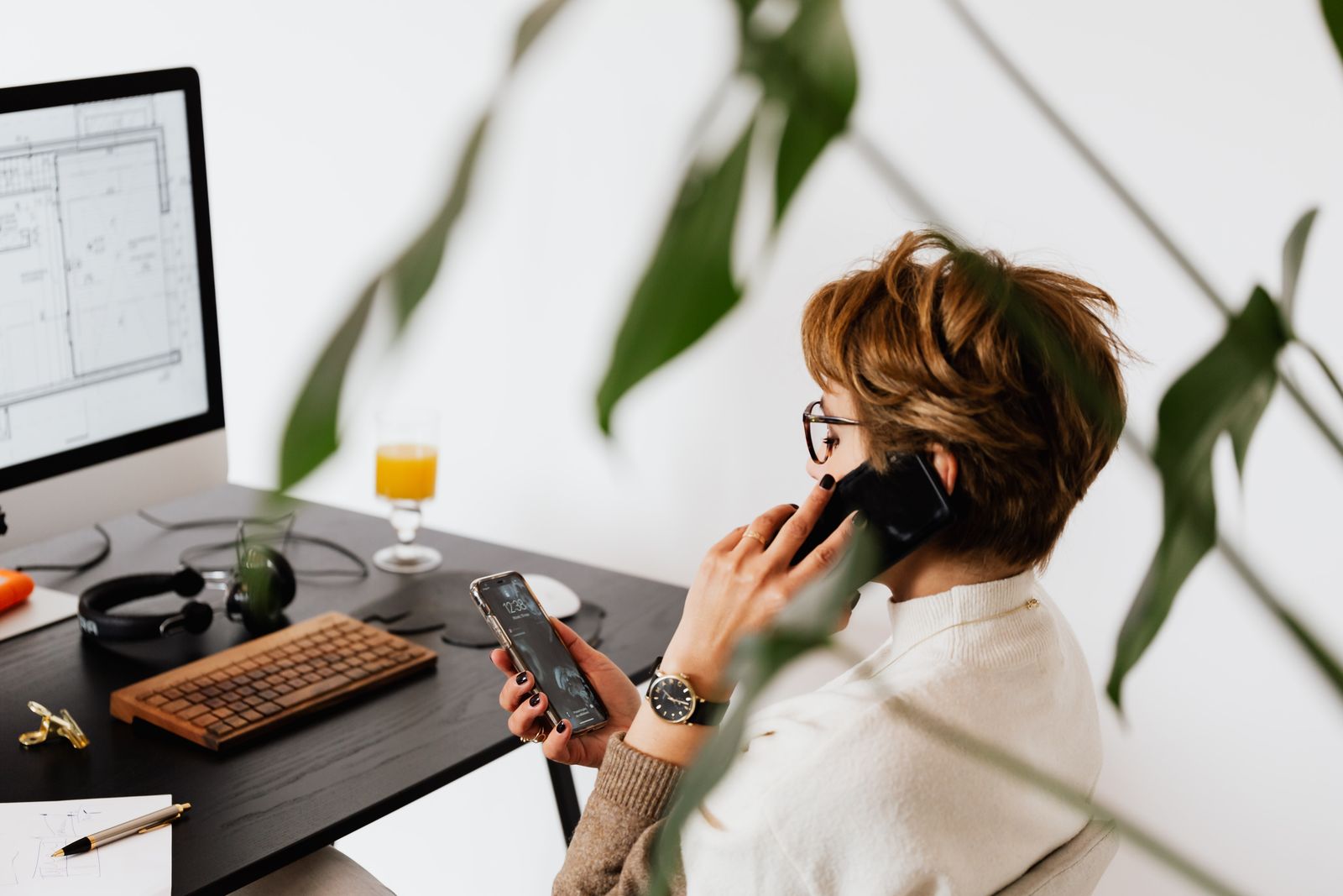 Cliente usando WhatsApp en su teléfono para iniciar una conversación comercial